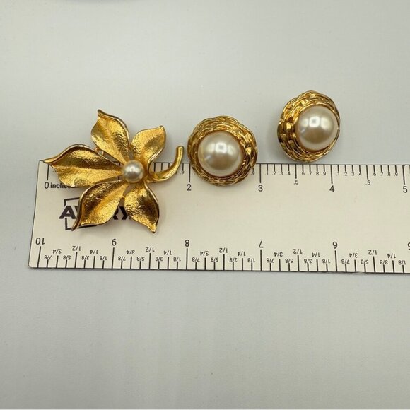 Vintage Gold Bushed Leaf Brooch and Faux Pearl Stud Earring Set - Picture 13 of 14